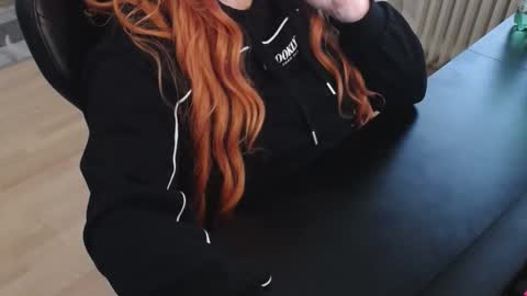 Elly online show from November 11, 2025, 3:23 pm