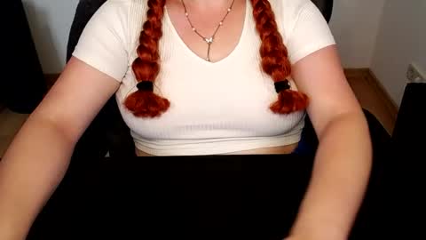 Snapshot of elly_petite chatting on July 19, 2026, 6:06 am Elly online show from July 19, 2026, 6:06 am