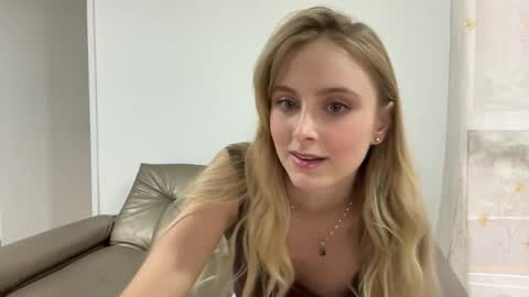 ellykeyofficial online show from May 28, 2026, 7:44 pm