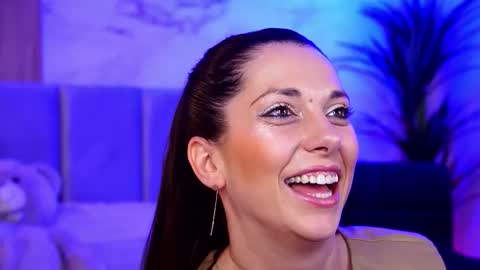 Snapshot of ellylynn chatting on October 26, 2025, 8:04 pm Elly online show from October 26, 2025, 8:04 pm