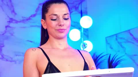 Snapshot of ellylynn chatting on November 20, 2025, 9:36 pm Elly online show from November 20, 2025, 9:36 pm