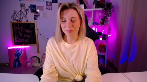 ELLY online show from February 12, 2025, 4:33 pm