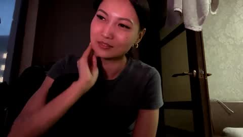 Mia online show from April 14, 2026, 2:12 pm