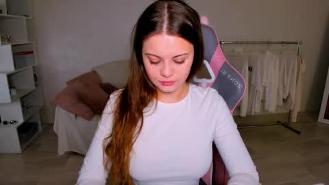 Luna online show from December 18, 2025, 10:16 pm