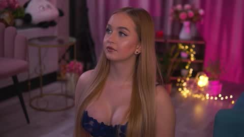 Elyssa online show from November 18, 2025, 7:29 pm