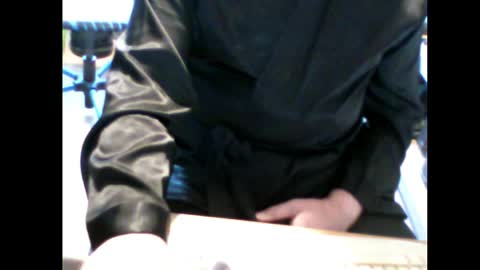 Em online show from April 18, 2026, 5:39 pm