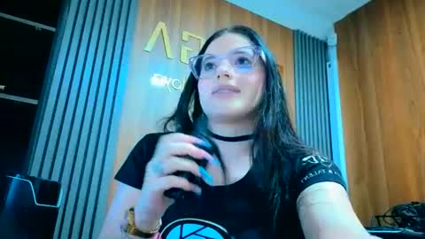 Snapshot of ema_04 chatting on August 5, 2026, 6:11 pm Estefany Martinez Acua INSTAGRAM ema 04oficial online show from August 5, 2026, 6:11 pm