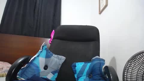Snapshot of ember_wanda_ chatting on February 28, 2025, 9:23 pm Ember and Wanda online show from February 28, 2025, 9:23 pm