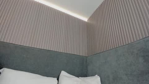 emelie_89 online show from January 14, 2026, 12:00 pm