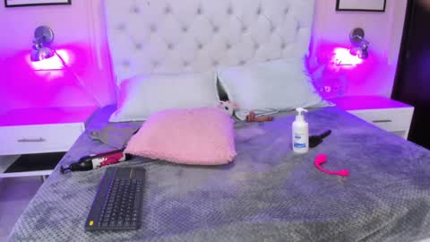 Snapshot of emelie_ch_ chatting on December 6, 2024, 5:42 am Emily  online show from December 6, 2024, 5:42 am