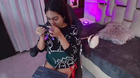 Snapshot of emelie_ch_ chatting on January 4, 2025, 4:01 am Emily  online show from January 4, 2025, 4:01 am