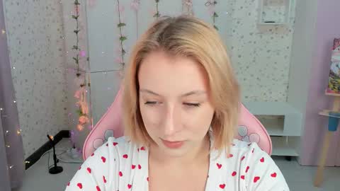 Snapshot of emely_garcias chatting on October 19, 2025, 12:06 pm emelia online show from October 19, 2025, 12:06 pm