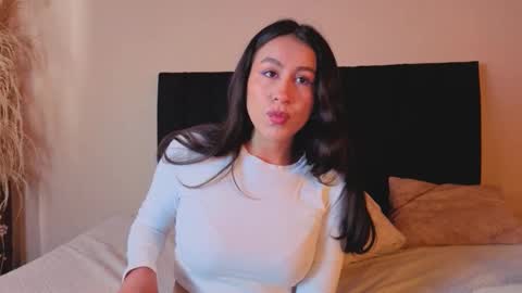 Emilia Gomez online show from October 9, 2025, 12:36 pm
