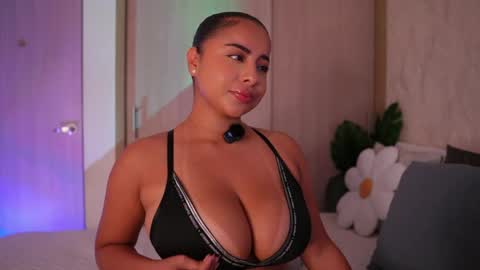 Snapshot of emiily_bell chatting on May 20, 2026, 7:53 pm online show from May 20, 2026, 7:53 pm