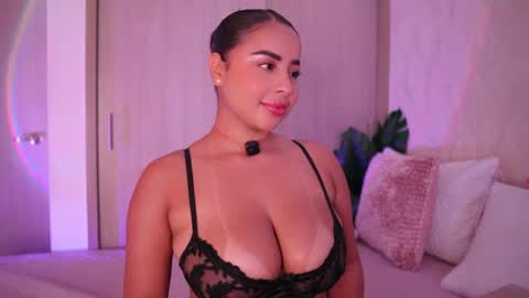 Snapshot of emiily_bell chatting on July 8, 2026, 6:56 pm online show from July 8, 2026, 6:56 pm