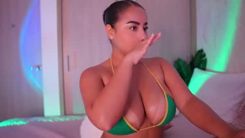 Snapshot of emiily_bell chatting on July 9, 2026, 1:59 pm online show from July 9, 2026, 1:59 pm
