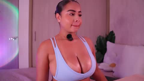 Snapshot of emiily_bell chatting on July 15, 2026, 11:32 pm online show from July 15, 2026, 11:32 pm