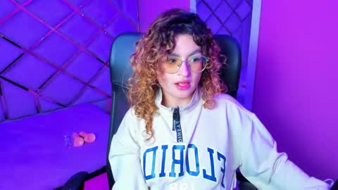 Emy  online show from November 20, 2025, 4:23 am