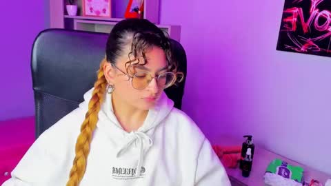 Emy  online show from November 22, 2025, 2:21 am