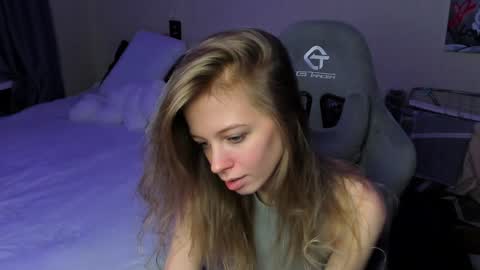 emili_sweet__ online show from December 16, 2024, 1:54 pm