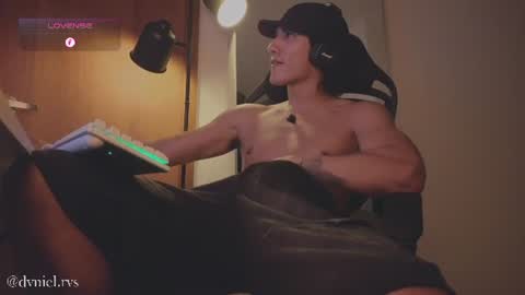 emilio_rivs online show from July 28, 2026, 4:19 am