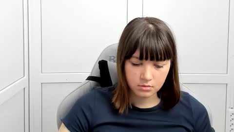 Snapshot of emilli_moon chatting on May 19, 2026, 6:09 am Emmi online show from May 19, 2026, 6:09 am