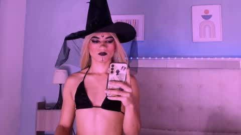 emily_castillo_1 online show from October 4, 2025, 5:27 am