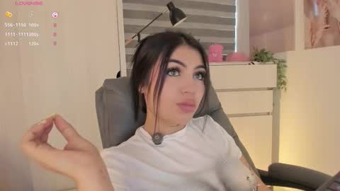 EmilyKenner  Independent model  online show from November 3, 2025, 12:17 pm