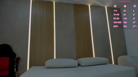 emily_kovac online show from November 18, 2025, 12:09 pm