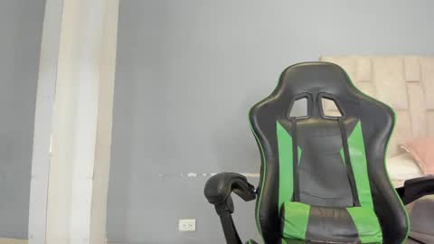 Snapshot of emily_lean_ chatting on December 13, 2024, 11:17 pm Emi independent model online show from December 13, 2024, 11:17 pm