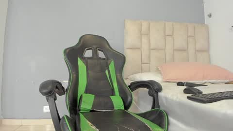 Snapshot of emily_lean_ chatting on December 14, 2024, 2:23 am Emi independent model online show from December 14, 2024, 2:23 am