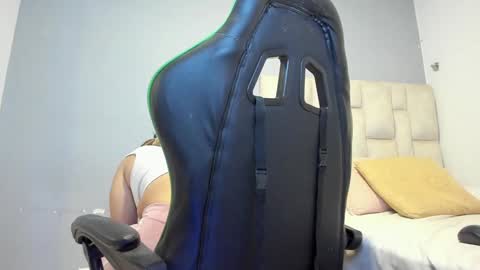 Snapshot of emily_lean_ chatting on December 17, 2024, 8:10 pm Emi independent model online show from December 17, 2024, 8:10 pm