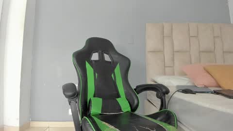 Snapshot of emily_lean_ chatting on December 24, 2024, 12:22 am Emi independent model online show from December 24, 2024, 12:22 am