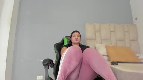 Snapshot of emily_lean_ chatting on January 4, 2025, 11:06 pm Emi independent model online show from January 4, 2025, 11:06 pm