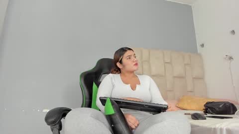 Snapshot of emily_lean_ chatting on January 18, 2025, 12:02 am Emi independent model online show from January 18, 2025, 12:02 am