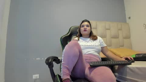 Snapshot of emily_lean_ chatting on February 6, 2025, 1:38 am Emi independent model online show from February 6, 2025, 1:38 am