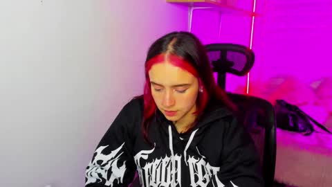 Snapshot of emily_lindey chatting on December 1, 2025, 3:11 am emily_lindey online show from December 1, 2025, 3:11 am