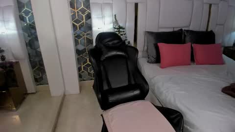 Emily online show from December 16, 2025, 10:15 pm