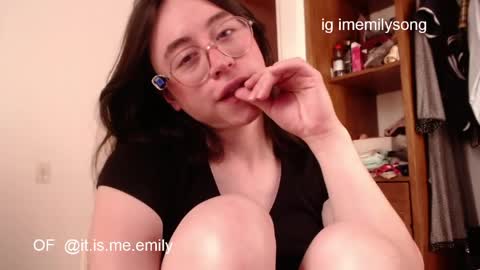 emily_pearl_ online show from April 8, 2026, 10:10 pm