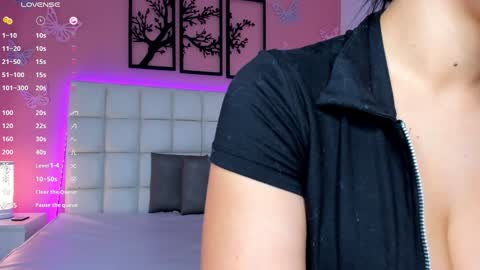 Snapshot of emily_roux chatting on January 4, 2025, 4:01 am EMILY online show from January 4, 2025, 4:01 am