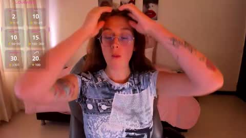 emily_warren__ online show from November 26, 2025, 6:20 pm