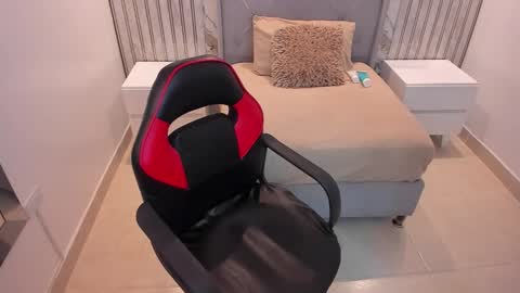  E M Y L Y  online show from March 26, 2026, 12:44 pm