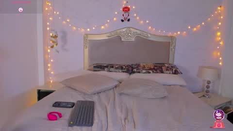 Snapshot of emilycastro_ chatting on December 2, 2024, 5:37 pm Emily online show from December 2, 2024, 5:37 pm