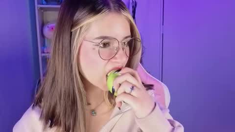 VALEEEN online show from October 15, 2025, 4:51 pm