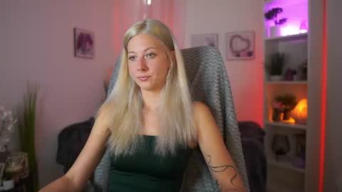 Snapshot of emilyswannn chatting on July 13, 2026, 1:03 pm emilyswannn online show from July 13, 2026, 1:03 pm