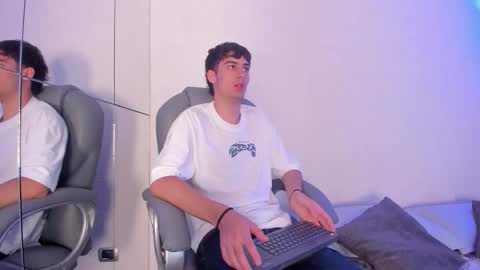 emir_ozan online show from November 21, 2025, 11:31 am