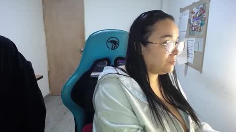 Snapshot of emma_evans07 chatting on October 24, 2025, 1:18 pm emmy online show from October 24, 2025, 1:18 pm