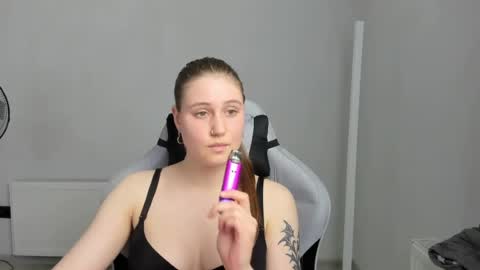 Snapshot of emma_sweettyy chatting on June 15, 2026, 12:18 pm Emma online show from June 15, 2026, 12:18 pm