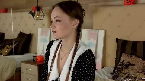 EmmaCamm online show from October 31, 2025, 1:23 pm