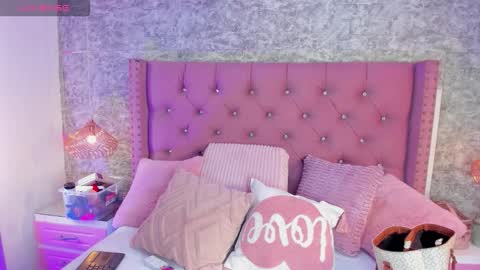 Snapshot of emmacrush chatting on February 26, 2026, 9:03 pm Welcome Im yosein Your love is my passion activate it with your tips and enjoy with me online show from February 26, 2026, 9:03 pm